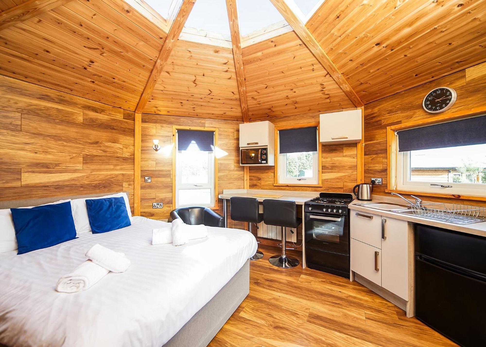 Green Meadows Park Garton Room photo